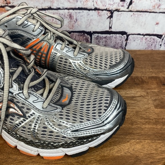 Saucony Triumph 8 Cushioned Supportive Running Shoes Sz 9 - Picture 6 of 17